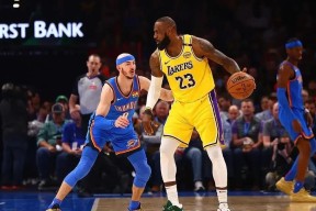 莱万多夫斯基连续十场比赛得分超过持续失利，雄鹿不断突破！